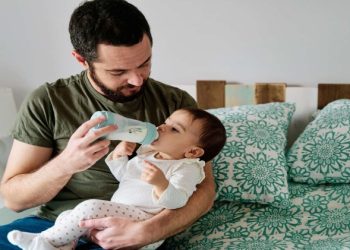 Your All-In-One Guide To Switching Baby Formula